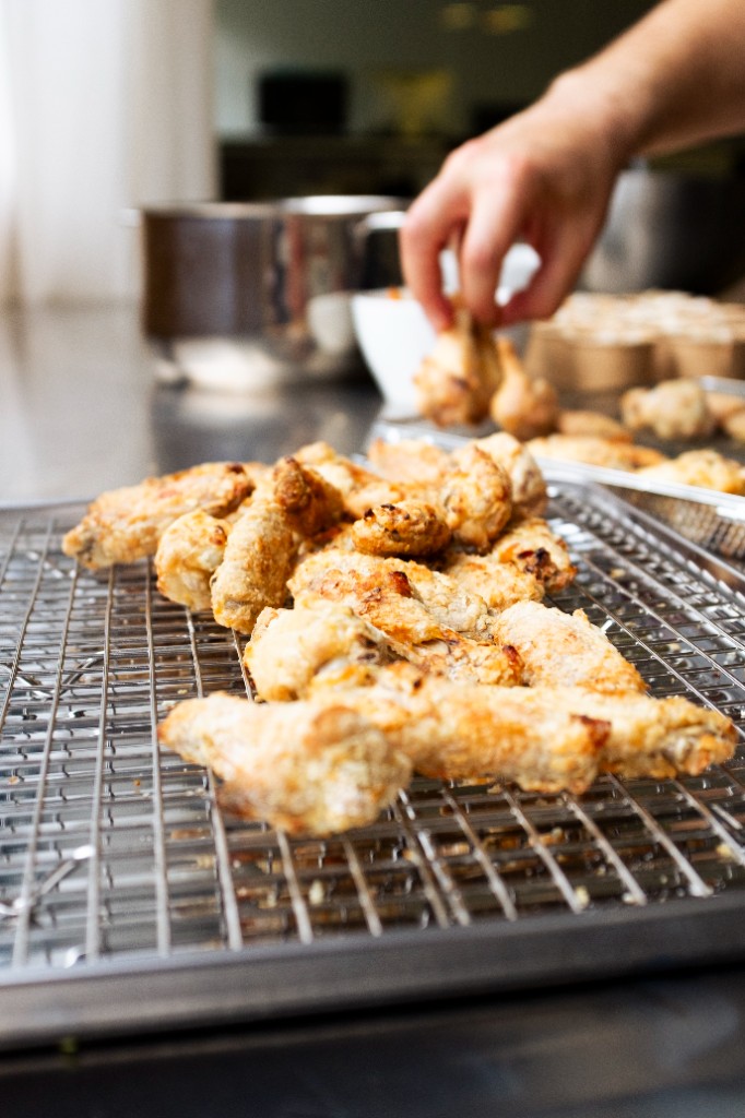 Frisch frittierte Wings